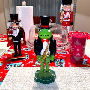 This Frog nutcracker is a great add on to any new holdiday decor!
